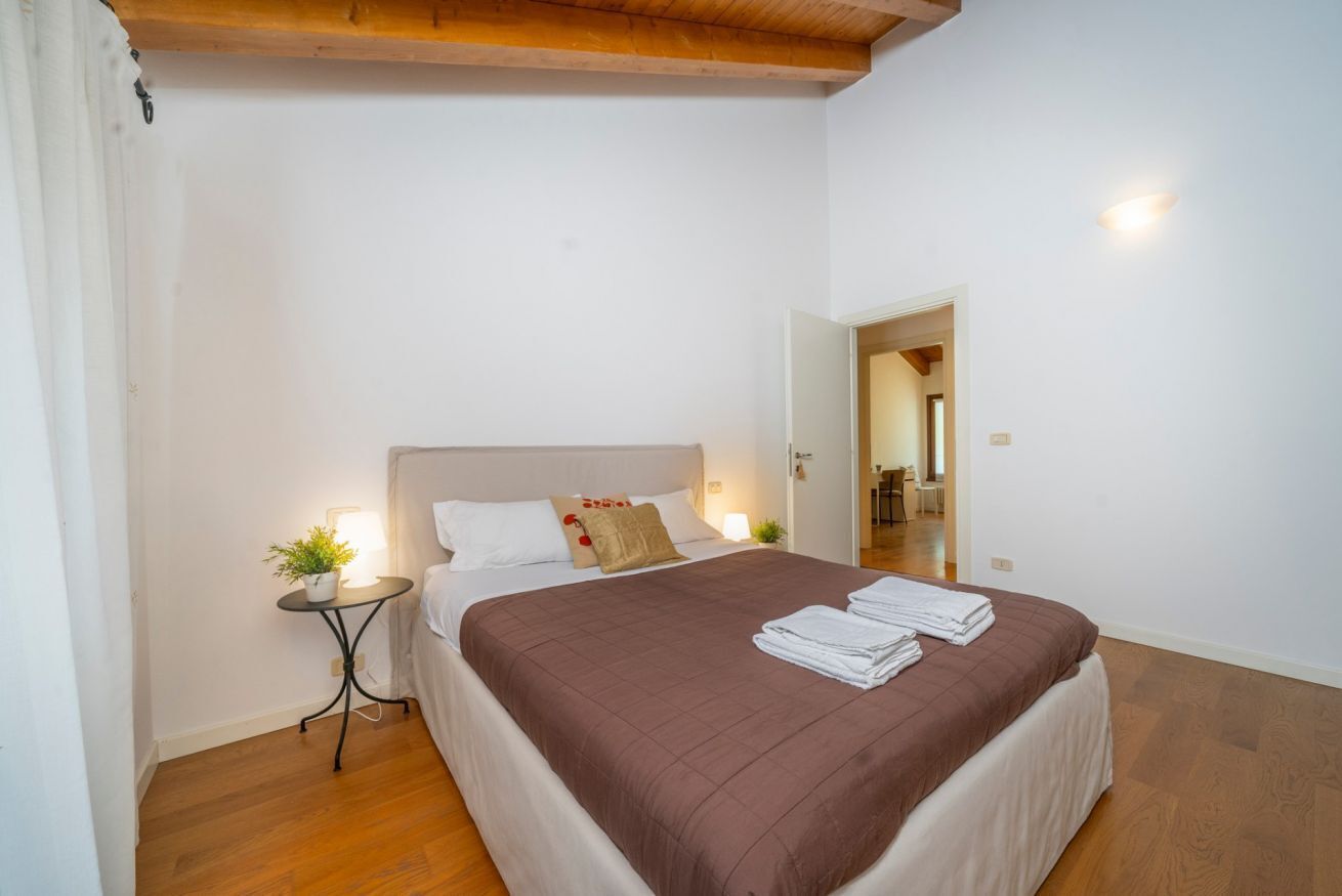 4 bedrooms, desk, iron/ironing board, internet