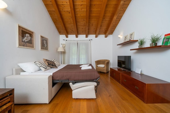 4 bedrooms, desk, iron/ironing board, internet