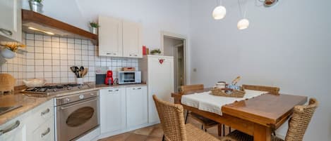 冷蔵庫、電子レンジ、オーブン、コンロ