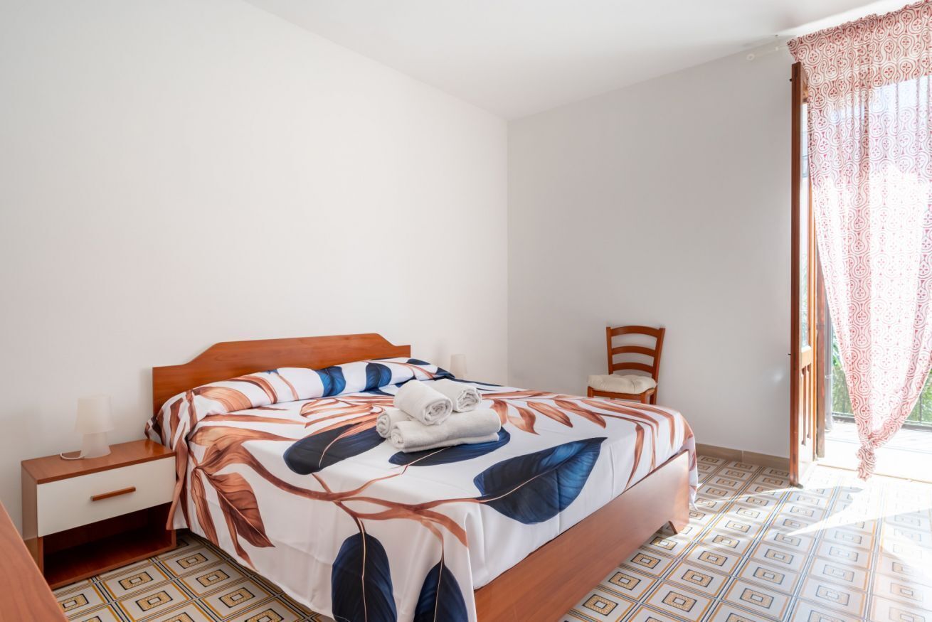 2 bedrooms, iron/ironing board, internet, bed sheets