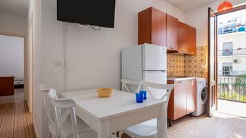 Four, plaque de cuisson, distributeur de glaçons