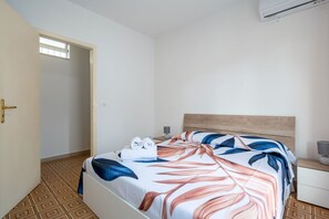 2 slaapkamers, een strijkplank/strijkijzer, internet, beddengoed
