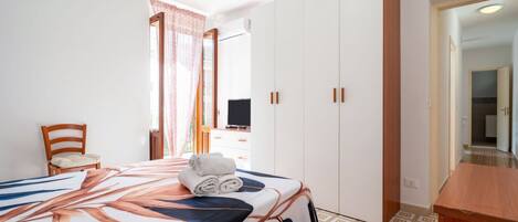 2 habitaciones, tabla de planchar con plancha, internet y ropa de cama