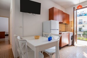 Four, plaque de cuisson, distributeur de glaçons