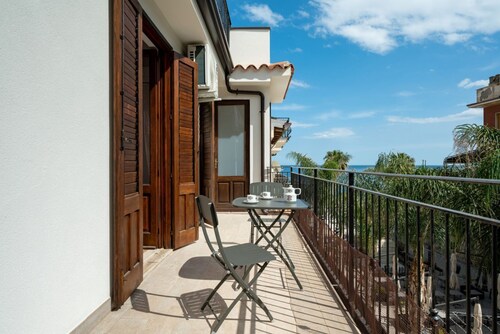 GuestHost - Cozy Flat in the Heart of Letojanni