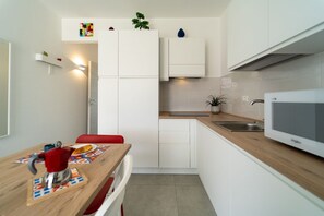Frigorífico, microondas, horno y placa de cocina