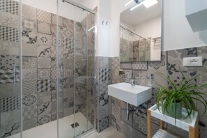 Dusj, hårføner, bidé og håndklær