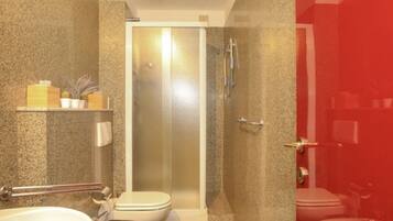 Doccia, asciugacapelli, bidet, asciugamani