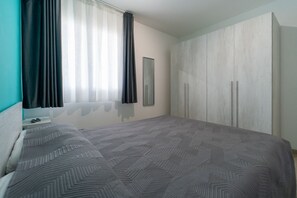 1 dormitorio, tabla de planchar con plancha, Internet y ropa de cama