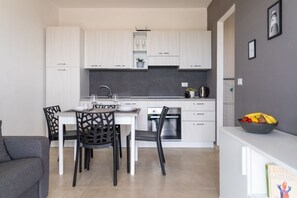 Frigorífico, horno, placa de cocina y tostadora
