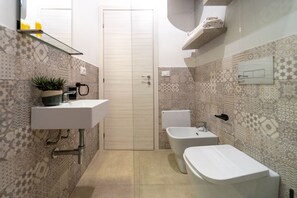 淋浴设施、吹风机、坐浴桶、毛巾