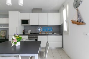 Mikrowelle, Geschirrspüler, Kochgeschirr/Geschirr/Besteck