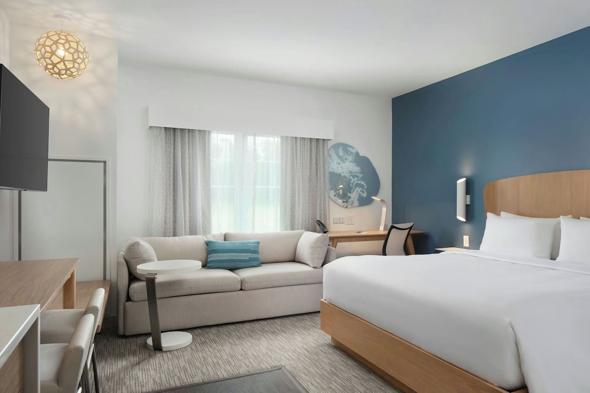 Studio, 1 King Bed, Kitchen | Living area | 42-inch Smart TV with cable channels