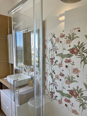 Shower, free toiletries, hair dryer, bidet