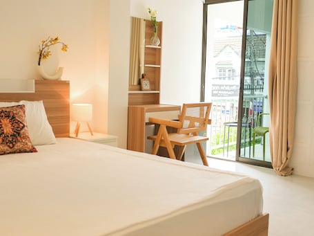 Caja de seguridad en la habitación y espacio para trabajar con laptop