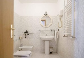 Douche, sèche-cheveux