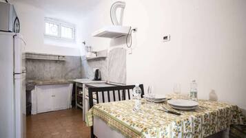 Réfrigérateur, micro-ondes, cafetiÚre/bouilloire, bouilloire électrique