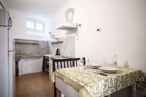 Frigorífico, microondas y cafetera o tetera