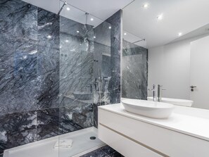 Shower, hair dryer, towels