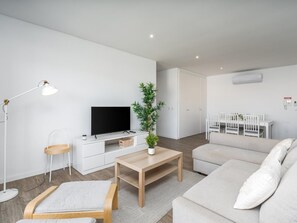 TV - Rooftop pool, balcony and AC (Lagos)