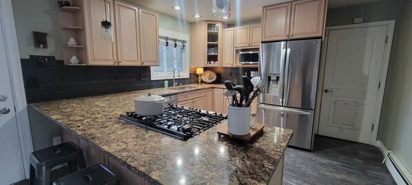 Jääkaappi, mikroaaltouuni, uuni, liesi