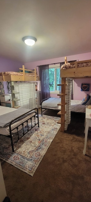 4 bedrooms, iron/ironing board, free WiFi, bed sheets