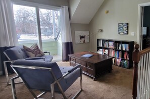 Televisor intel·ligent, llar de foc i llibres 