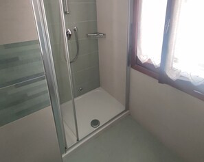 Douche, sèche-cheveux