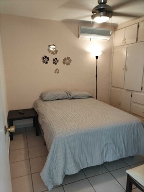 2 chambres, fer et planche à repasser, Wi-Fi, draps fournis