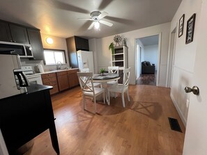 Kjøleskap, mikrobølgeovn, ovn og kokeplater