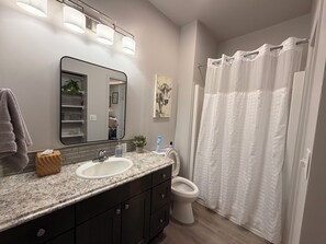 Dusj, hårføner, håndklær og såpe