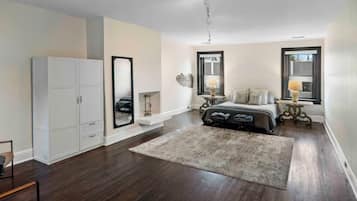 5 bedrooms, desk, iron/ironing board, travel crib