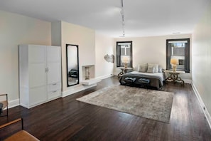 5 makuuhuonetta, työpöytä, silitysrauta/-lauta, vauvan matkasänky