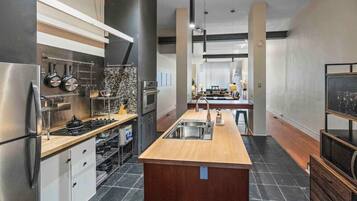 Kjøleskap, mikrobølgeovn, ovn og kokeplater