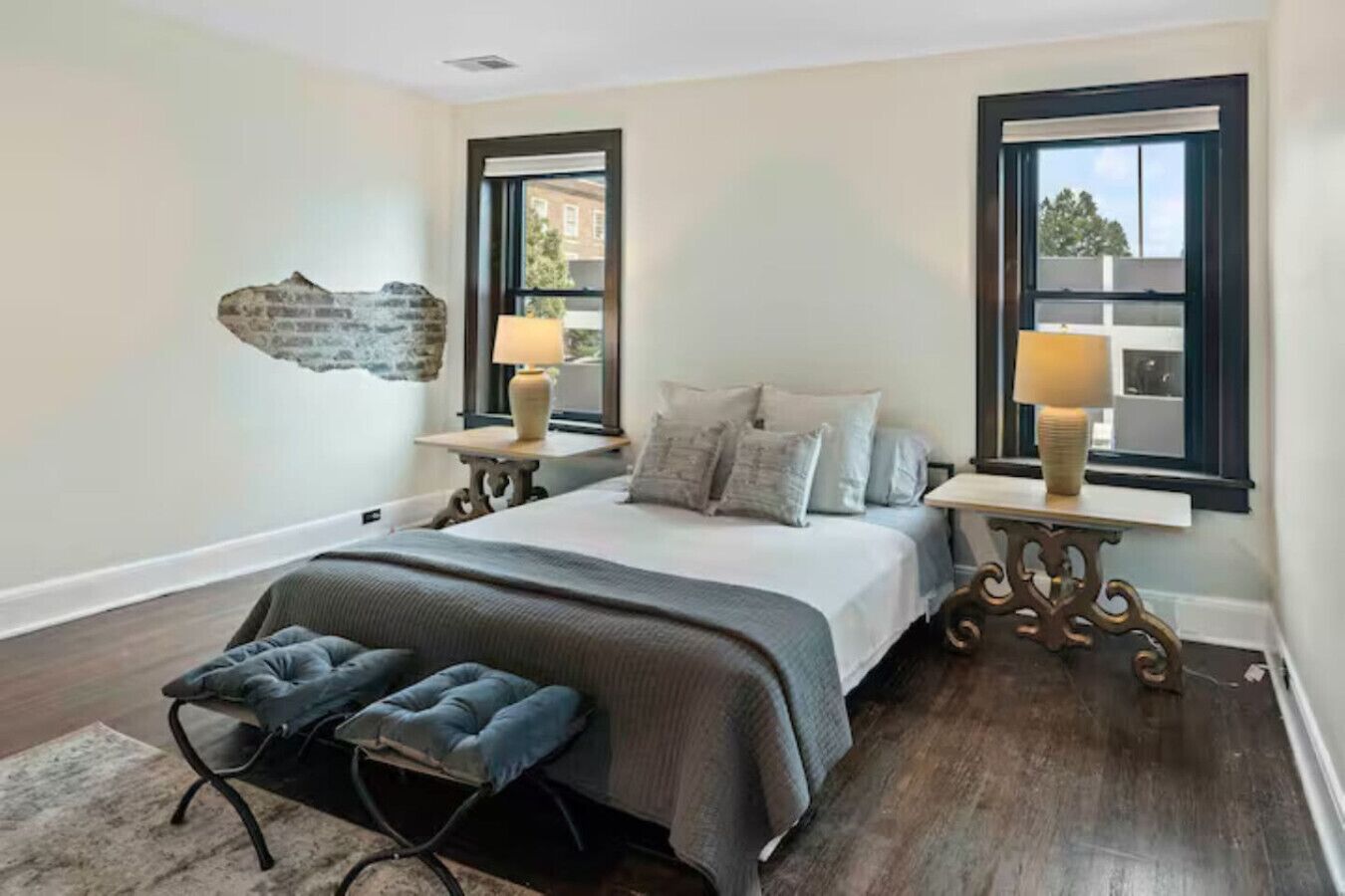 5 soverom, skrivebord, strykejern/-brett og reiseseng for barn