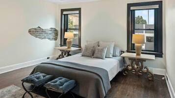 5 soverom, skrivebord, strykejern/-brett og reiseseng for barn