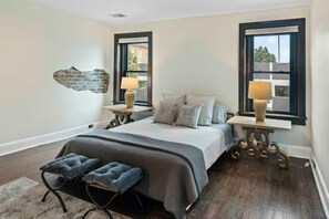 5 chambres, bureau, fer et planche à repasser, lit parapluie