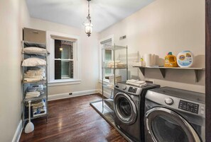 Interior - 2 Min to Market Square & Gay st - 5 min to Neyland (Knoxville)