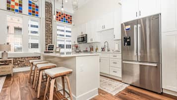 Fridge, oven, stovetop, dishwasher