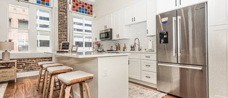 Fridge, oven, stovetop, dishwasher