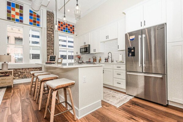 Fridge, oven, stovetop, dishwasher