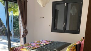 4 عدّة غرف نوم وواي فاي وملاءات أسرّة