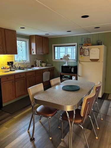 KD Cottages
Private 2-bedroom tan cottage on Dunnings Creek, in Bedford County