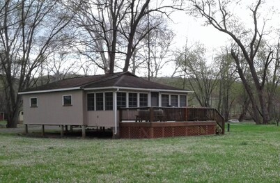 KD Cottages
Private 2-bedroom tan cottage on Dunnings Creek, in Bedford County