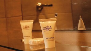 Douche, articles de toilette (gratuits), pantoufles, serviettes fournies