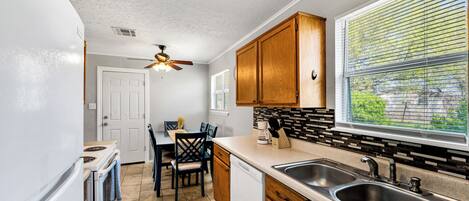 Frigorifero, microonde, forno, piano cottura