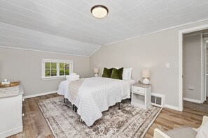 2 室のベッドルーム、WiFi (無料)、ベッドシーツ