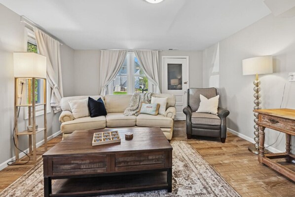 Een smart-tv en boeken