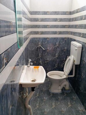 Shower, free toiletries, slippers, towels - Hotel Ajaya Varanasi (Ayodhya)