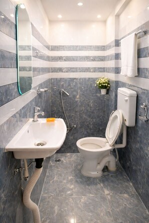 Shower, free toiletries, slippers, towels - Hotel Ajaya Varanasi (Ayodhya)